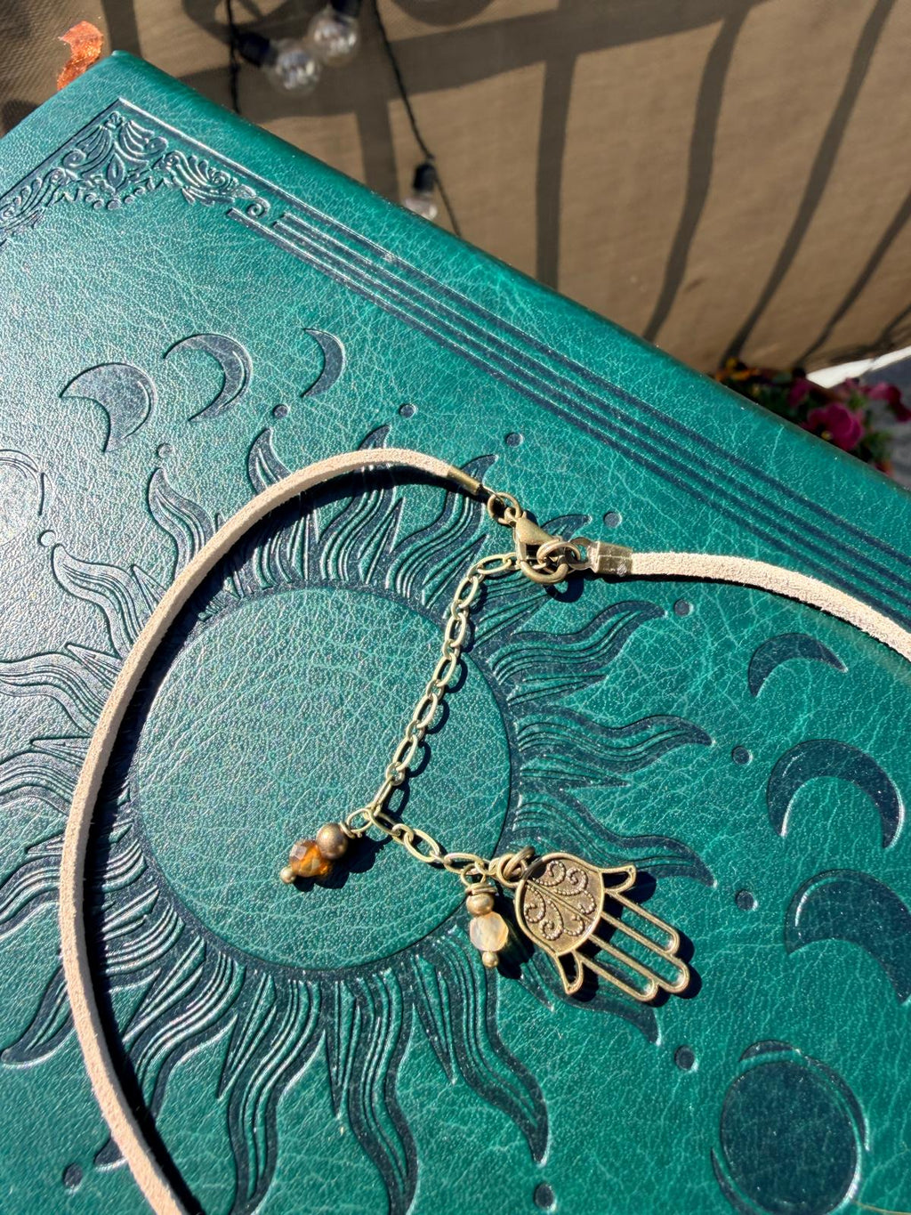 Choker boho Ręka Fatimy – talizman ochrony, eko zamsz, styl mistyczny