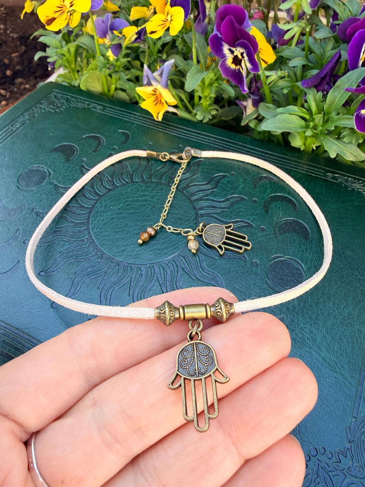 Choker boho Ręka Fatimy – talizman ochrony, eko zamsz, styl mistyczny