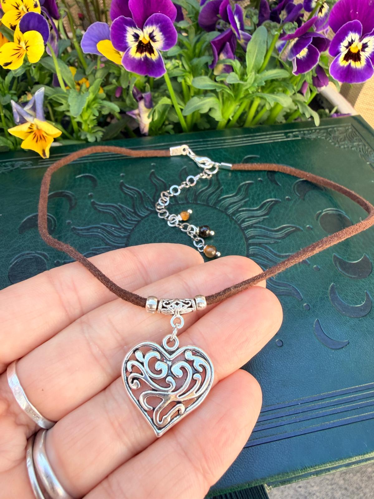 Choker serce boho – naszyjnik z zawieszką serca, romantyczna biżuteria vintage