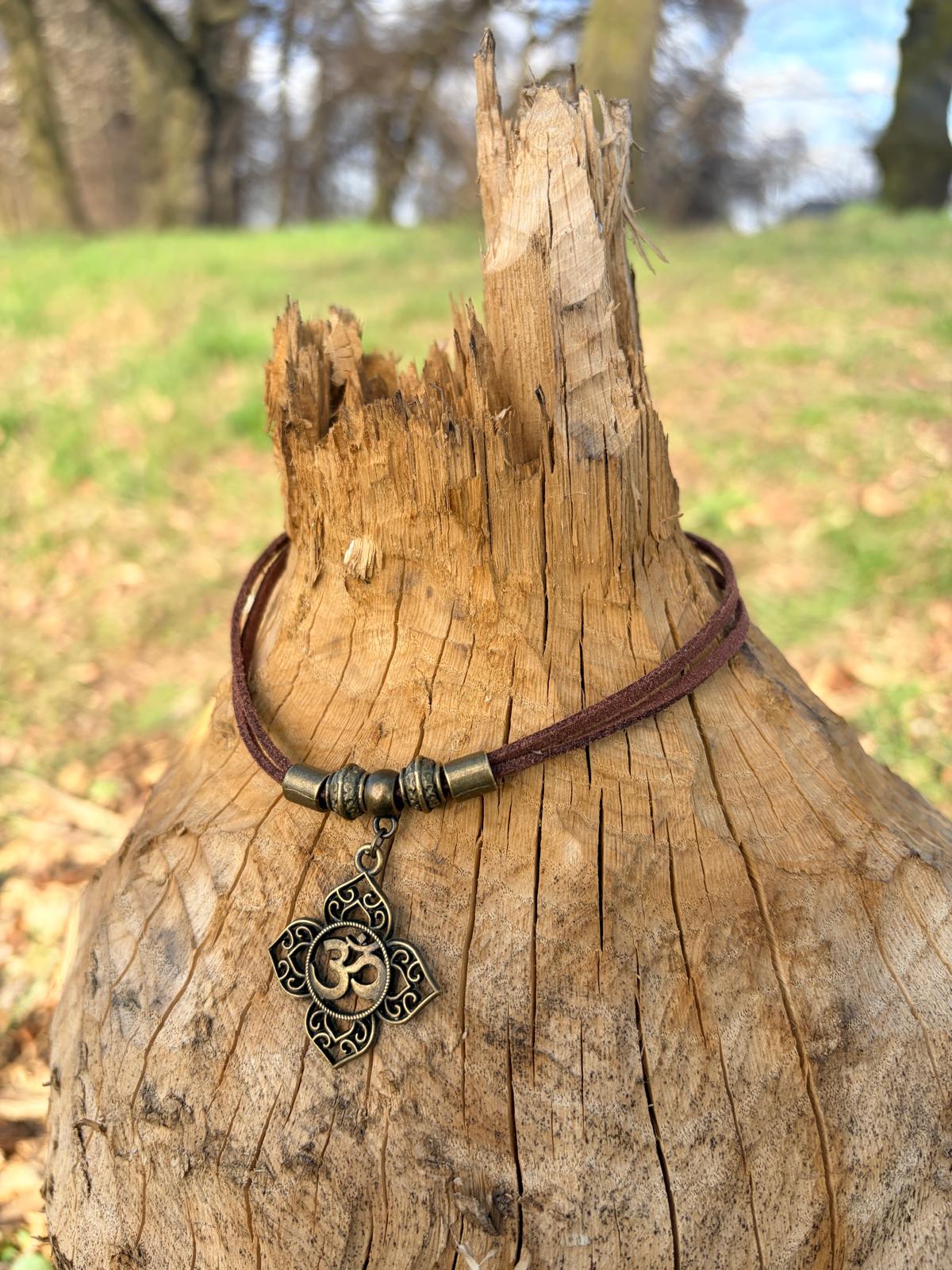 Choker boho z symbolem OM – eko zamsz, antyczny brąz, talizman harmonii