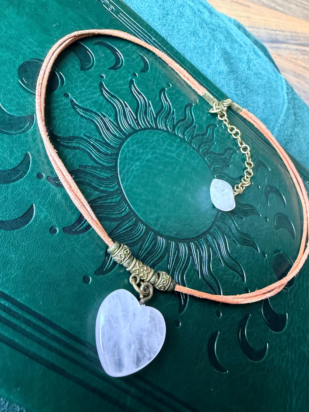 Choker z Sercem z Różowego Kwarcu – naturalna skóra | Boho naszyjnik z kamieniem miłości | AgnesArte