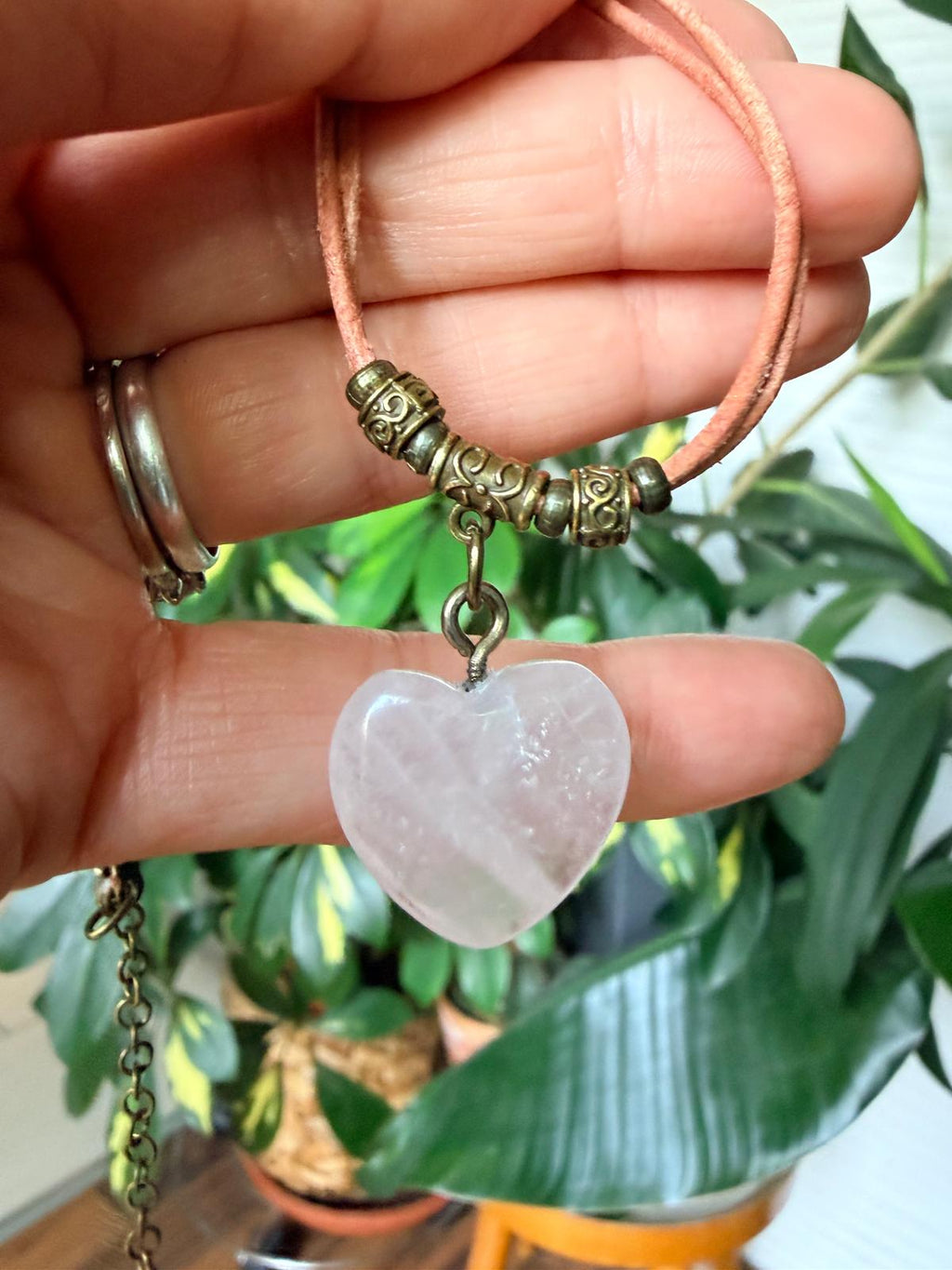 Choker z Sercem z Różowego Kwarcu – naturalna skóra | Boho naszyjnik z kamieniem miłości | AgnesArte